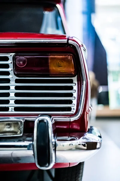 Вертикальный Снимок Задней Части Старинного Классического Красного Автомобиля — стоковое фото
