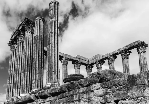 Plano Escala Grises Bajo Ángulo Del Templo Romano Evora También —  Fotos de Stock