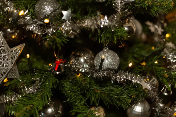 Eine Nahaufnahme Eines Schön Geschmückten Weihnachtsbaums — Stockfoto