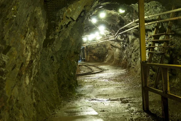 Bir Bakır Madeninde Bakır Madenciliği Tünelinin Altında — Stok fotoğraf