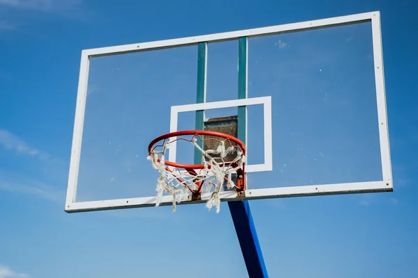 Nízký Úhel Záběru Basketbalu Pod Modrou Oblohou — Stock fotografie