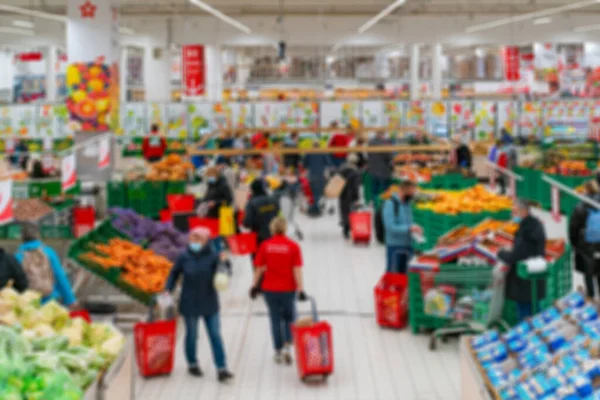 Niewyraźne Ujęcie Ludzi Robiących Zakupy Supermarkecie — Zdjęcie stockowe