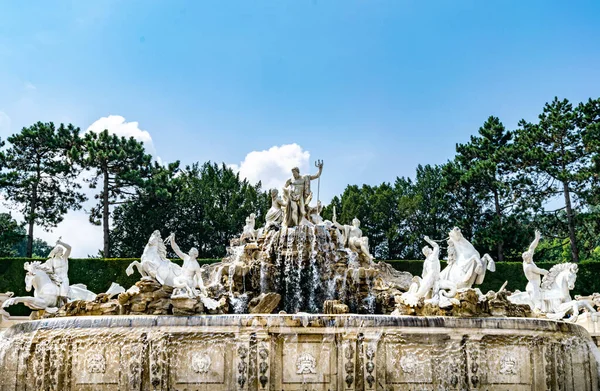 Fontaine Neptune Avec Statues Blanches Palais Impérial Schonbrunn Jardins — Photo