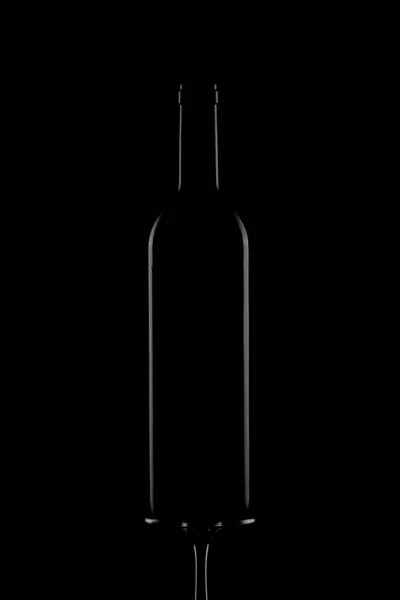 酒瓶的垂直截图在黑色背景上的一瓶葡萄酒和酒杯底部的垂直截图 — 图库照片
