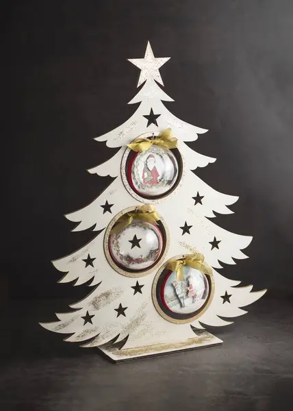 Plano Vertical Árbol Blanco Decorativo Navideño Con Adornos Sobre Una —  Fotos de Stock