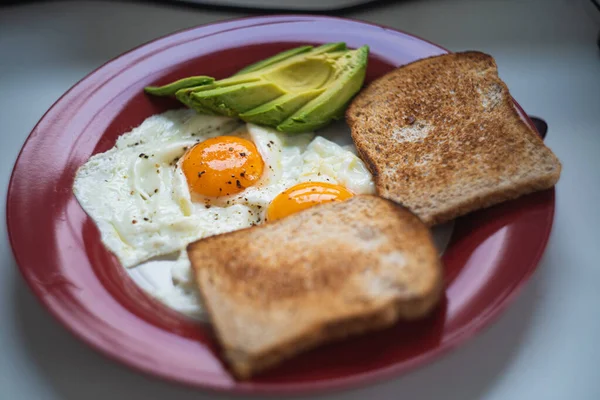 Primer Plano Plato Desayuno Con Brindis Una Tortilla Aguacate Mesa — Foto de Stock