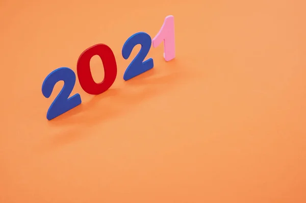 Πολύχρωμοι Ξύλινοι Αριθμοί 2021 Πορτοκαλί Φόντο Έννοια Νέου Έτους — Φωτογραφία Αρχείου
