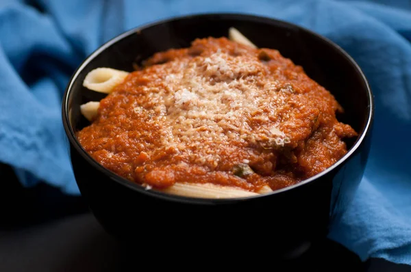 Uma Tigela Penne Pasta Com Molho Carne Vaca Pasmersan — Fotografia de Stock