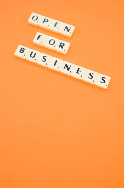Plano Vertical Frase Open Business Hecho Azulejos Sobre Fondo Naranja —  Fotos de Stock