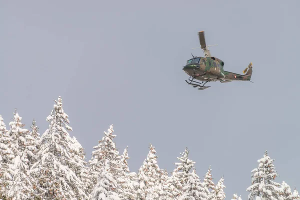 Piękny Niskokątny Strzał Helikoptera Austriackiej Armii Powietrzu Ponad Snowy Jodły — Zdjęcie stockowe