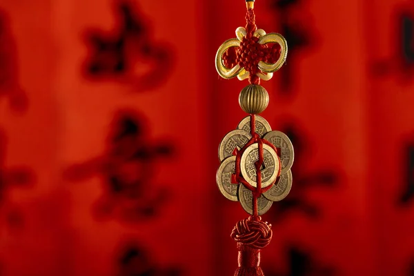 Eine Selektive Fokusaufnahme Des Chinesischen Amuletts Auf Rotem Hintergrund — Stockfoto