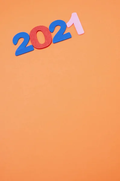 Números Madeira Coloridos 2021 Fundo Laranja Conceito Ano Novo — Fotografia de Stock
