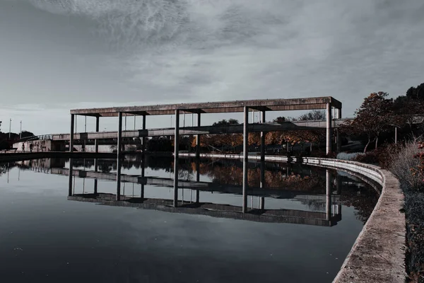 Beau Cliché Pont Sur Rivière Sous Ciel Nuageux — Photo