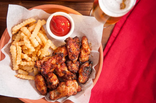 Alitas Pollo Papas Fritas Estilo Búfalo Picante Caliente Una Cesta — Foto de Stock