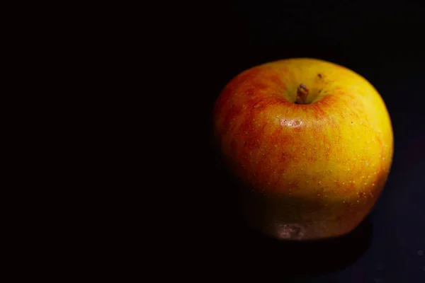 Eine Vertikale Aufnahme Eines Apfels Auf Dunkler Oberfläche Mit Spiegelung — Stockfoto