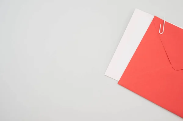 빨간색과 봉투가 클로즈업 — 스톡 사진