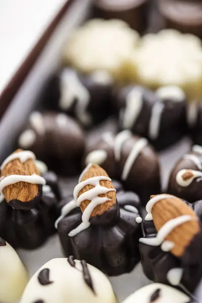 Egy Szép Csokis Cukorkát Egy Dobozban — Stock Fotó