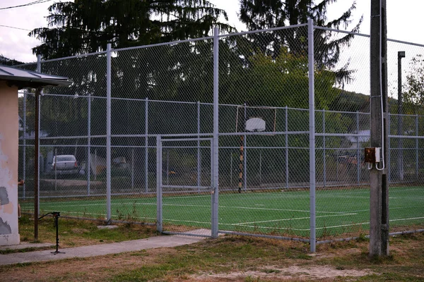Mały Boisko Piłki Nożnej Otoczeniu Ogrodzeń Szkolnym Placu Zabaw Wiosce — Zdjęcie stockowe