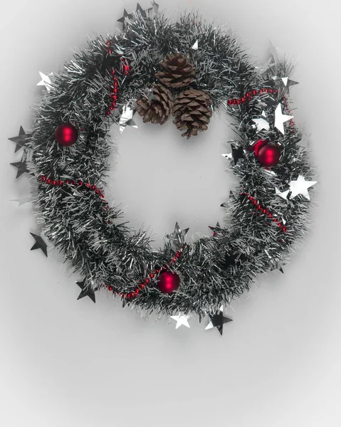 一个垂直拍摄的圣诞花环与白色背景隔离的花环 — 图库照片