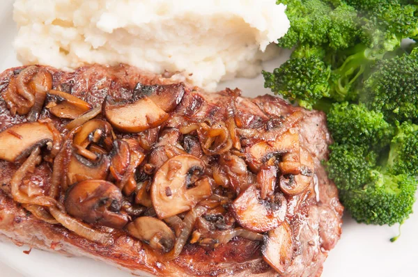 Filet Aloyau Moyen Rare Avec Purée Pommes Terre Crémeuse Brocoli — Photo