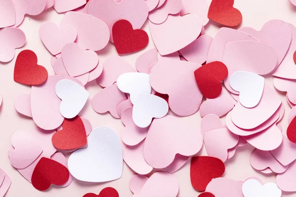 白い背景に紙のバレンタインの心のトップビュー — ストック写真
