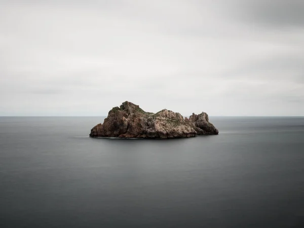 青い海の真ん中にある崖の空中ショット — ストック写真