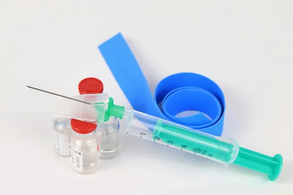 Een Shot Van Vaccin Containers Een Tape Een Spuit Geïsoleerd — Stockfoto