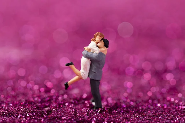 Una Pareja Abrazando Figuras Sobre Fondo Rosa Bokeh — Foto de Stock