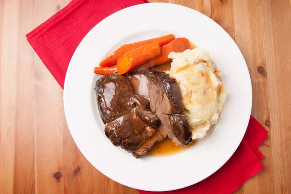 Délicieux Rôti Bœuf Braisé Avec Purée Pommes Terre Crémeuse Carottes — Photo