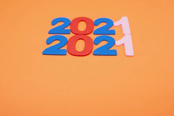两人提到2021年的橙色背景 新年概念 — 图库照片