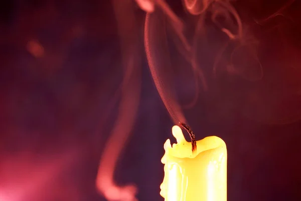 Tiro Perto Uma Queima Velas Fundo Azul — Fotografia de Stock