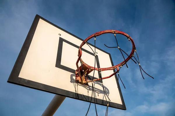 Een Basketbal Hoepel Het Strand Onder Een Bewolkte Lucht — Stockfoto
