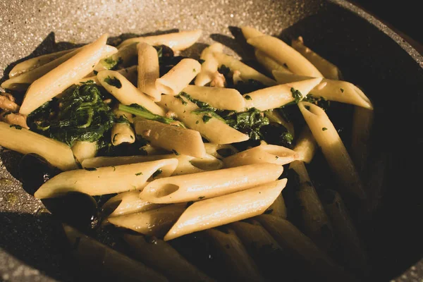 Een Close Shot Pasta Met Rucola Olijven Een Koekenpan — Stockfoto