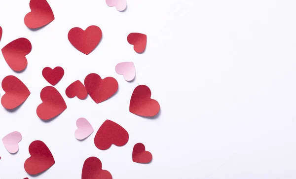 白地に赤い紙のバレンタインの心のトップビュー — ストック写真
