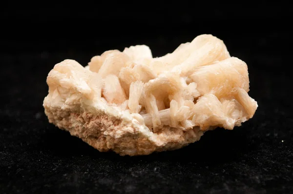 Siyah Arka Planda Heulandite Mineral Örneği — Stok fotoğraf