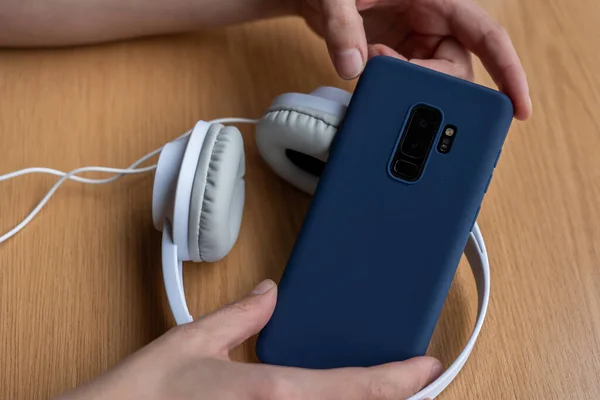 Una Toma Ángulo Alto Teléfono Celular Azul Con Auriculares Una — Foto de Stock