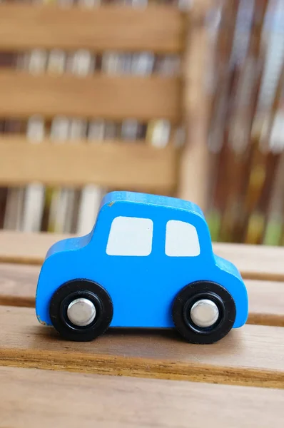 Tiro Vertical Carro Brinquedo Azul Plástico Uma Superfície Madeira — Fotografia de Stock