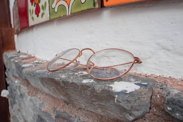 Gafas Kolor Dorado Redondas Con Cristal Transparente Sobre Unas Piedras — Zdjęcie stockowe