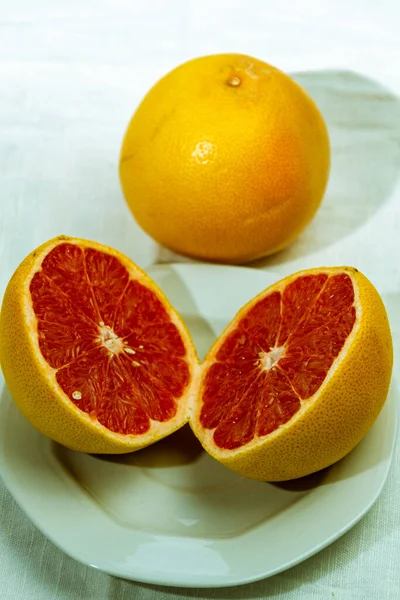 Ein Senkrecht Geschnittener Schuss Grapefruit Auf Einem Teller — Stockfoto