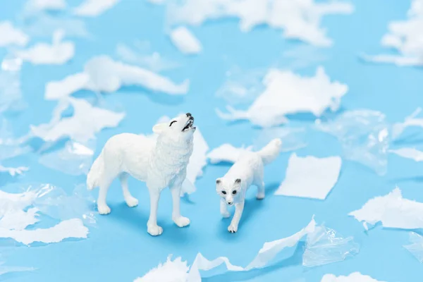 Das Arktische Fuchs Wolf Spielzeug Umgeben Von Plastik Und Papierstücken — Stockfoto