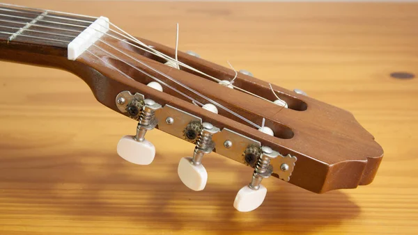 Selektywne Ujęcie Fokusowe Gitary Akustycznej Drewnianej Powierzchni — Zdjęcie stockowe