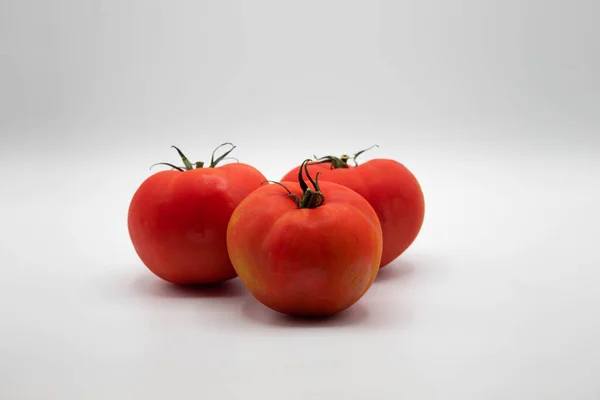 Rote Tomaten Mit Weißem Hintergrund — Stockfoto