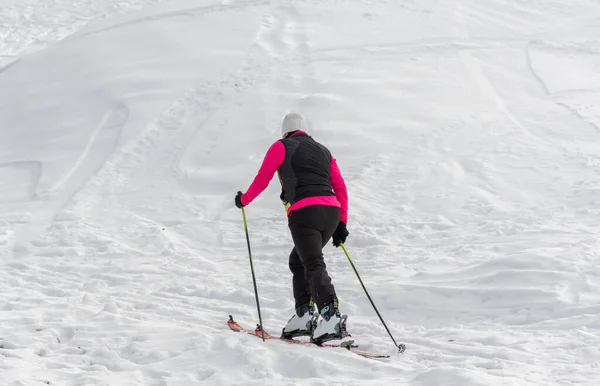 冬天在雪山上滑雪的人 — 图库照片