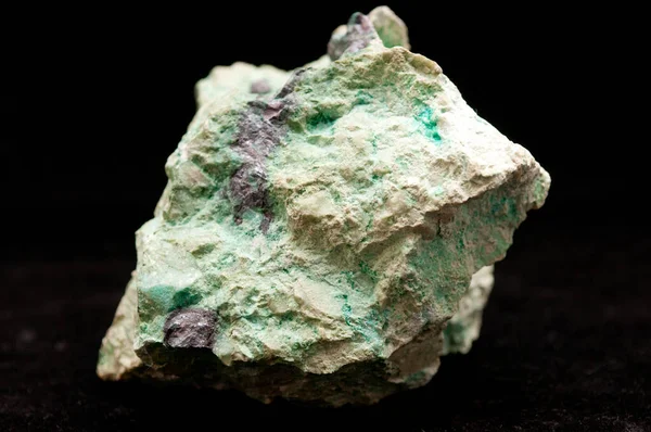 Grüne Und Weiße Kupfermineralprobe Auf Schwarzem Hintergrund — Stockfoto