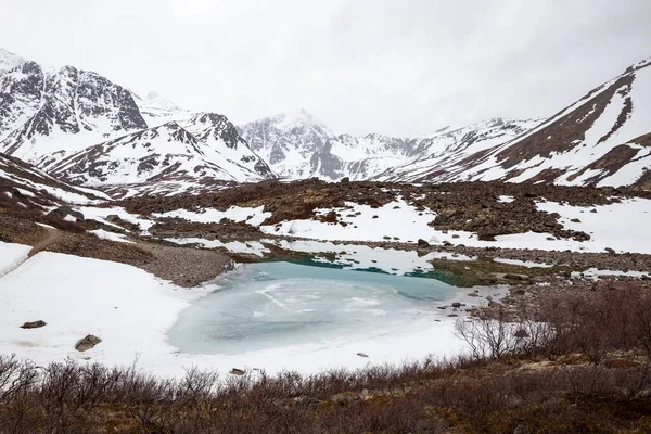 눈덮인 산들이 알래스카의 공원에 얼어붙은 연못의 매혹적 — 스톡 사진