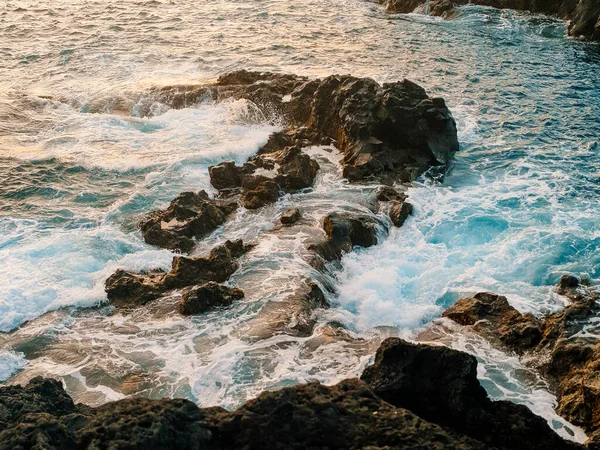 Primo Piano Pietre Con Spruzzi Mare — Foto Stock