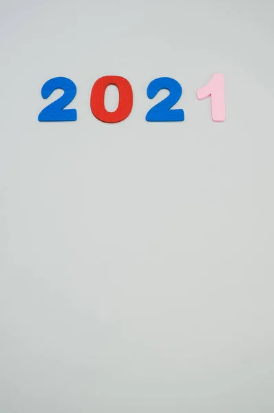 Kleurrijke Houten Nummers 2021 Witte Achtergrond Nieuwjaarsconcept — Stockfoto