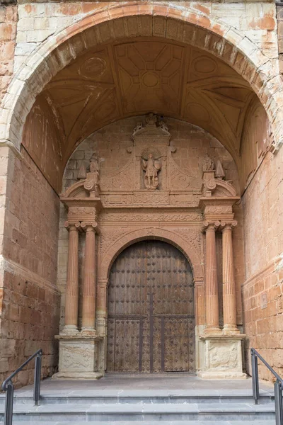 Una Vertical Puerta Iglesia San Miguel Arcangel Ibdes España — Foto de Stock