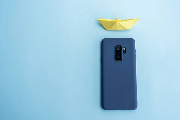Mavi Renkli Bir Akıllı Telefonun Üst Görüntüsü Üzerinde Mavi Bir — Stok fotoğraf