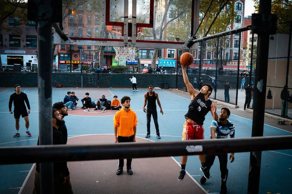 Nova Iorque Estados Unidos Outubro 2020 Nova Iorquinos Jogam Basquete — Fotografia de Stock